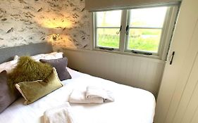 Luxury Shepherds Hut With Superb Views & Fire Pit & Walking Distance To A Superb Gastro Pub